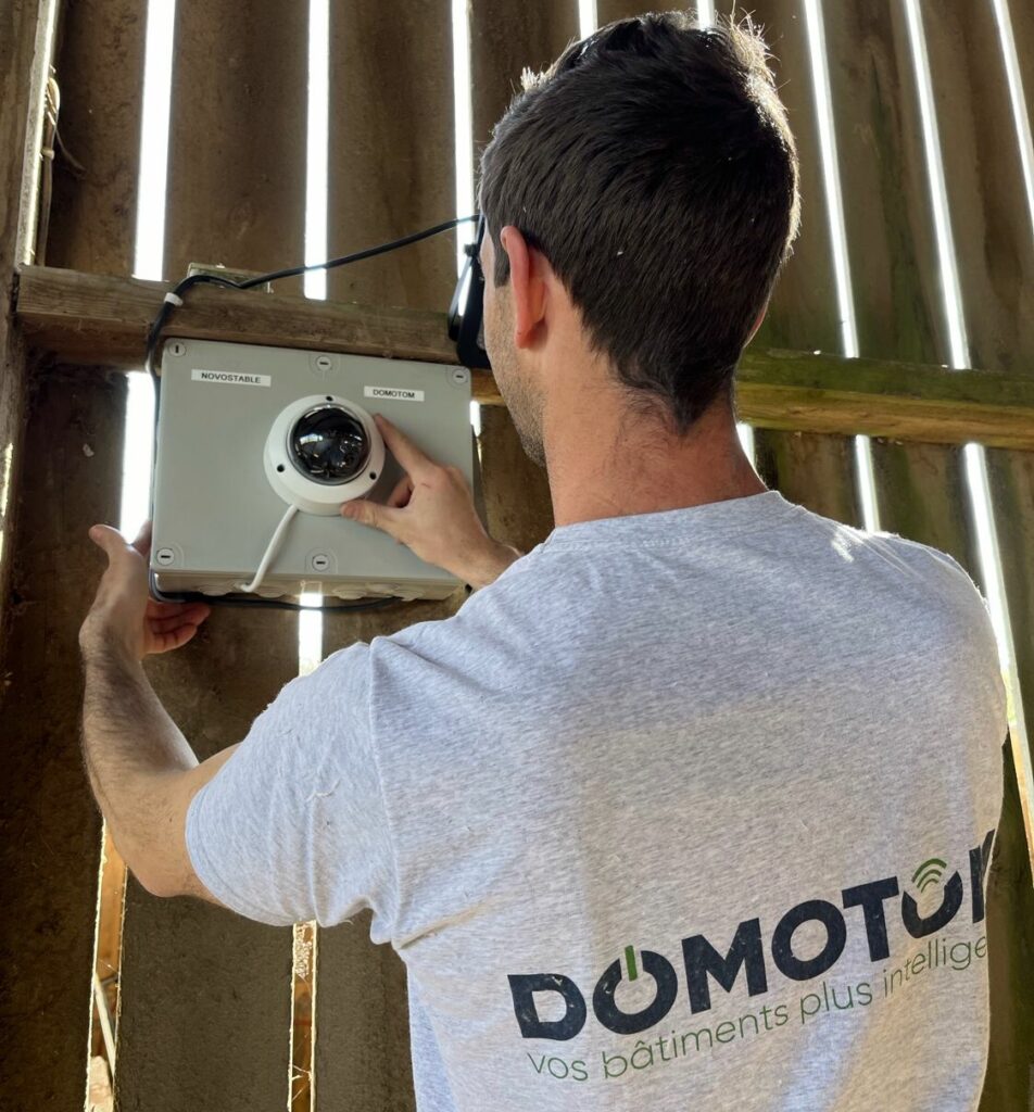 Caméra de vidéosurveillance installée dans une écurie